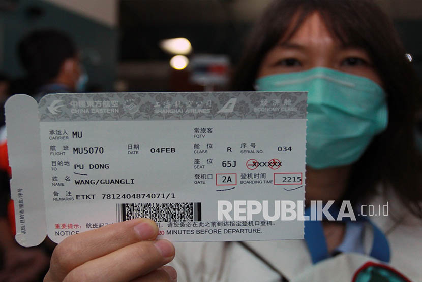 Seorang penumpang maskapai China Eastern tujuan Shanghai China menunjukan tiket pesawat sebelum boarding di Terminal 3 Bandara Soekarno Hatta, Tangerang, Banten (ilustrasi). Calon penumpang pesawat yang sedang memproses refund tiketnya diminta bersabar.