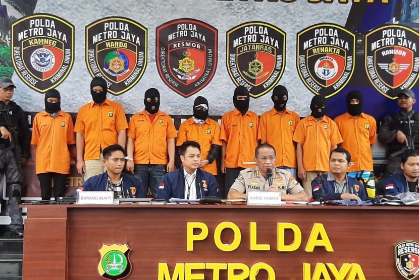 Konferensi pers penangkapan delapan tersangka pembobolan rekening milik wartawan senior Ilham Bintang di Mapolda Metro Jaya, Rabu (5/2).
