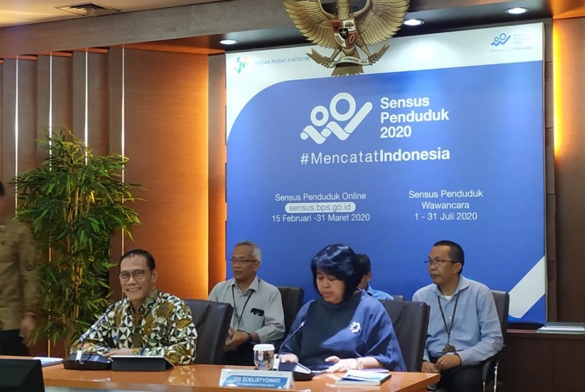 Kepala BPS Suhariyanto (batik) dalam konferensi pers Pertumbuhan Ekonomi Indonesai Kuartal IV 2019 di kantornya, Jakarta, Rabu (5/2). 