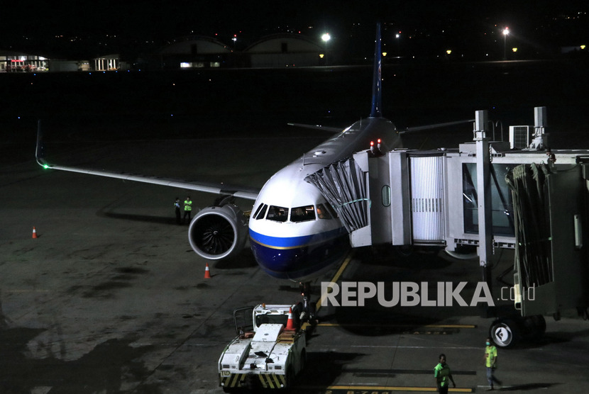 PT Angkasa Pura I (Persero) Bandara Internasional Jenderal Ahmad Yani menunda pembukaan rute penerbangan langsung Semarang-China (Foto: ilustrasi penerbangan)