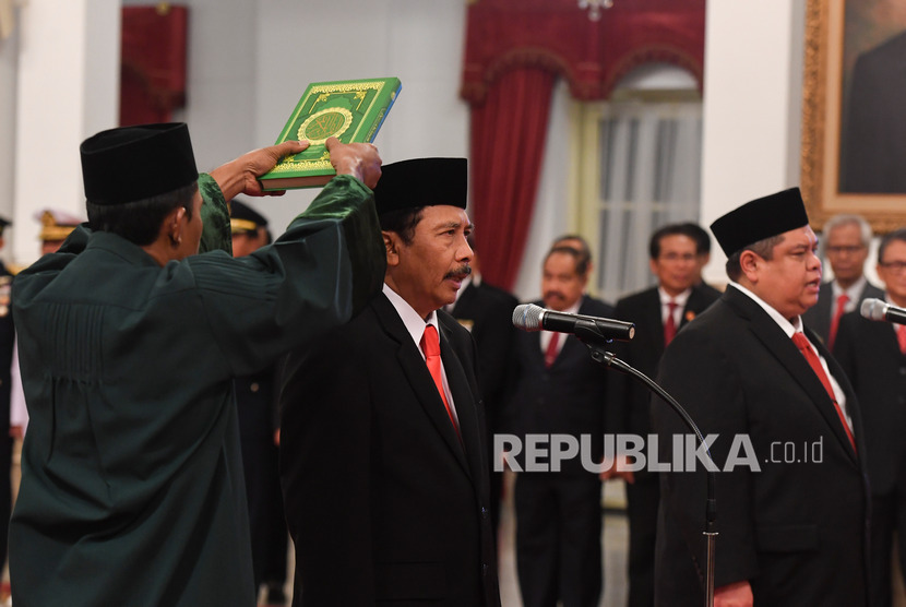 Kepala Badan Pembinaan Ideologi Pancasila (BPIP) Yudian Wahyudi (kedua kiri) dan Kepala Badan Pengawasan Keuangan dan Pembangunan (BPKP) Muhammad Yusuf Ateh (kanan) membacakan sumpah saat dilantik di Istana Negara, Jakarta, Rabu (5/2/2020).