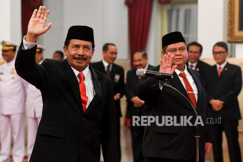 Kepala Badan Pembinaan Ideologi Pancasila (BPIP) Yudian Wahyudi (kiri) dan Kepala Badan Pengawasan Keuangan dan Pembangunan (BPKP) Muhammad Yusuf Ateh (kanan) bersiap dilantik di Istana Negara, Jakarta, Rabu (5/2/2020).