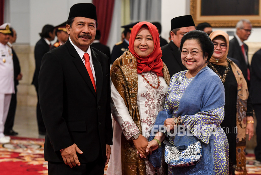 Kepala Badan Pembinaan Ideologi Pancasila (BPIP) Yudian Wahyudi (kiri) didampingi istri, menerima ucapan selamat dari Ketua Dewan Pengarah BPIP Megawati Soekarnoputri (kanan) seusai dilantik di Istana Negara, Jakarta, Rabu (5/2/2020).