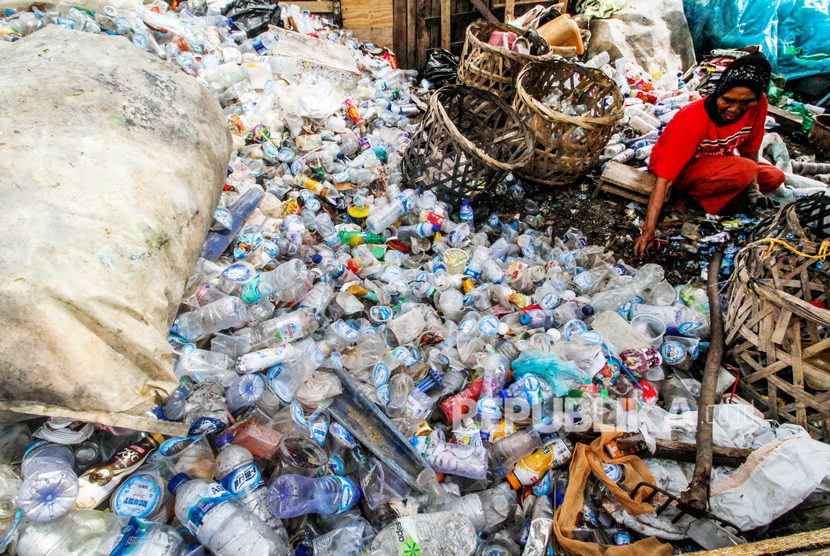 Pemulung memilah sampah botol plastik. (Ilustrasi)
