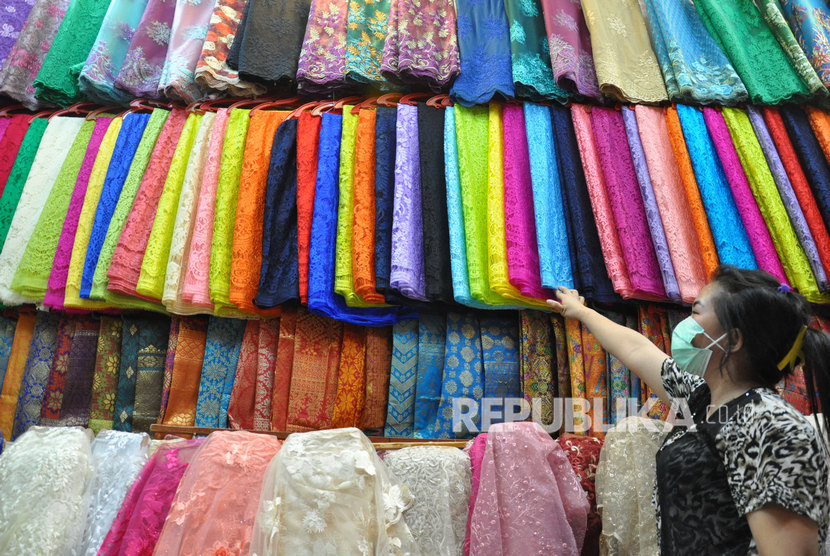 Seorang pedagang menata kain tekstil dagangannya di Pasar Ikan Medan, Sumatra Utara, Rabu (5/2/2020).