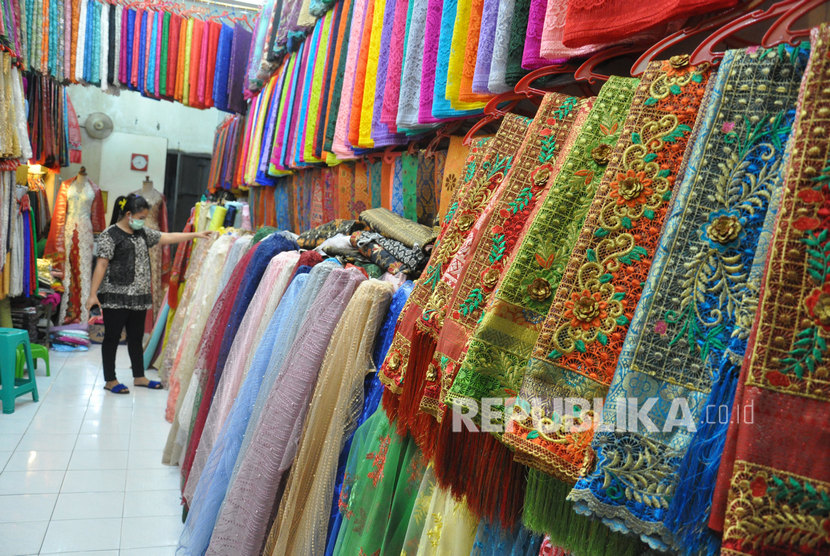 Seorang pedagang menata kain tekstil dagangannya di Pasar Ikan Medan, Sumatera Utara, Rabu (5/2/2020).