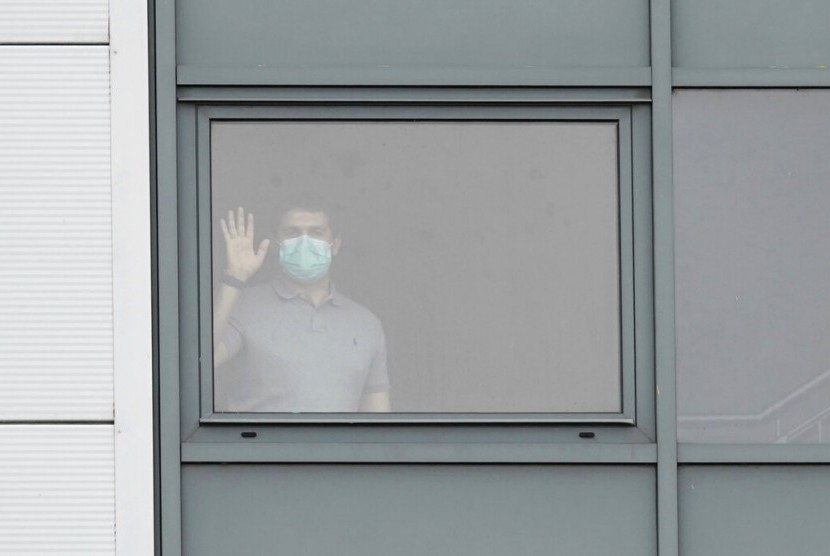 Seorang pria mengenakan masker di gedung tempat warga Inggris yang baru pulang dari Cina dikarantina untuk mengantisipasi penyebaran virus corona di Arrowe Park Hospital, Liverpool, Inggris, Rabu (5/2). (ilustrasi)
