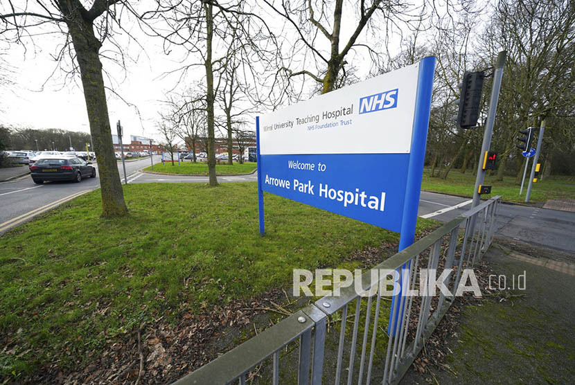  Sejumlah warga Inggris yang baru pulang dari Cina dikarantina untuk mengantisipasi penyebaran virus corona di Arrowe Park Hospital, Liverpool, Inggris, Rabu (5/2).(AP/Jon Super)