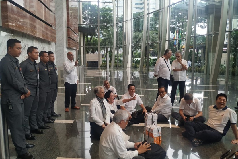 Setelah mendatangi Kantor Kementerian Keuangan (Kemenkeu), nasabah PT Asuransi Jiwasraya (Persero) yang tergabung dalam Forum Korban Jiwasraya mendatangi Kantor Otoritas Jasa Keuangan (OJK) di Gatot Subroto, Jakarta, Kamis (6/2). Mereka sempat harus menunggu di area lobby gedung karena tidak dapat masuk ke Kantor OJK