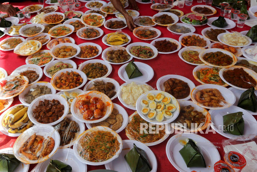 Warga menyiapkan berbagai menu makanan untuk dinikmati pada perayaan maulid akbar Nabi Muhammad SAW di Blangpadang, Banda Aceh