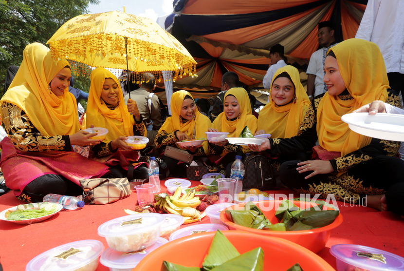 Khanduri molod mempunyai nilai filosofis dan hikmah  Warga dengan menggunakan pakaian adat mempersiapkan hidangan makanan untuk dinikmati pada perayaan maulid akbar Nabi Muhammad SAW di Blangpadang, Banda Aceh, Aceh, Kamis (6/2/2020). 