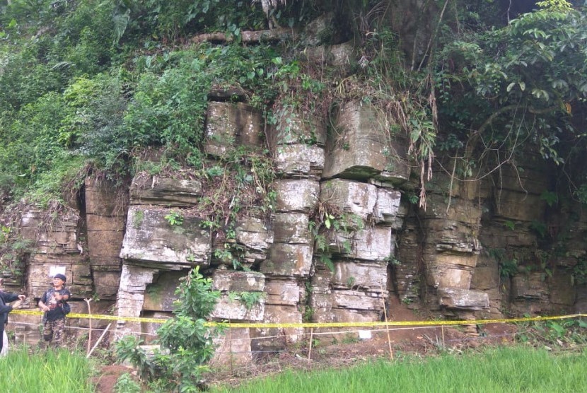 Tim geologi melakukan survei batu susun yang ditemukan warga di Kabupaten Ciamis, Kamis (6/2).