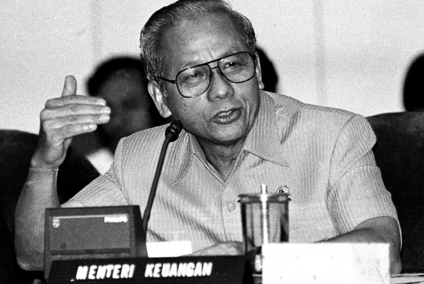 FOTO ARSIP. Menteri Keuangan JB Sumarlin memberikan penjelasan di hadapan anggota Komisi VII DPR saat berlangsung Raker di gedung MPR, Jakarta, Selasa (2/2/1993).