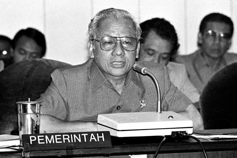 FOTO ARSIP. Menteri Keuangan J.B. Sumarlin memberikan keterangannya dalam rapat kerja bersama komisi APBN DPR sehubungan dengan penyusunan RAPBN tahun anggaran 1991-92 di Jakarta, Senin (8/10/1990).