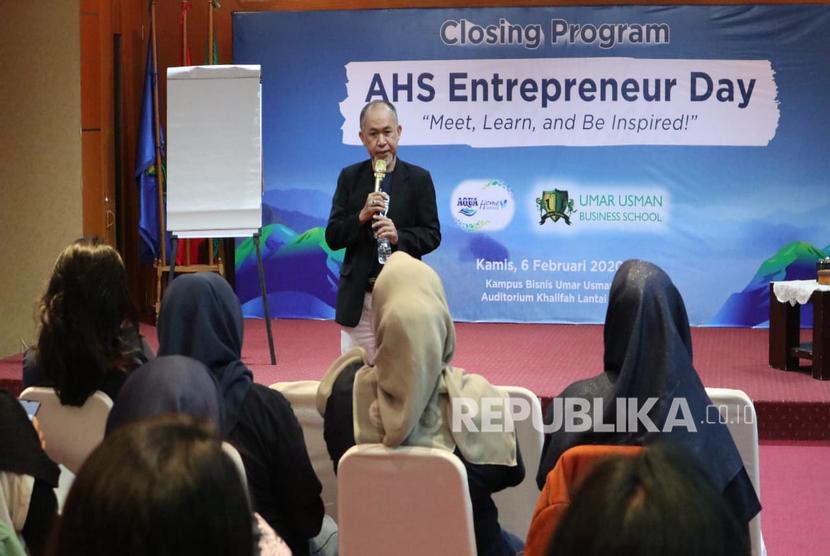 Aqua Alirkan Ilmu Bisnis Bersama Kampus Umar Usman