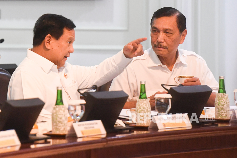 Menteri Pertahanan Prabowo Subianto (kiri) berbincang dengan Menko Kemaritiman dan Investasi Luhut Binsar Pandjaitan