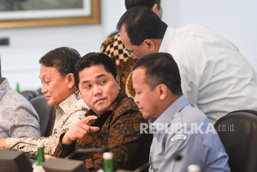 Menteri BUMN Erick Thohir (kedua kiri) berbincang dengan Menteri Perhubungan Budi Karya Sumadi (kanan) sebelum mengikuti rapat kabinet terbatas tentang hilirisasi industri produk-produk unggulan di Kantor Presiden, Jakarta, Kamis (6/2/2020).