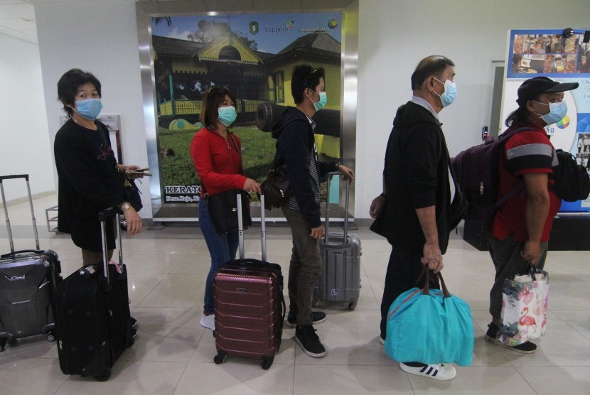 Penumpang pesawat mengantre di loket imigrasi saat tiba di Terminal Kedatangan Internasional Bandara Supadio di Kabupaten Kubu Raya, Kalimantan Barat, Kamis (6/2/2020).