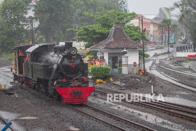 Sebuah lokomotif uap memasuki Stasiun Purwosari, Solo, Jawa Tengah, Kamis (6/2/2020).