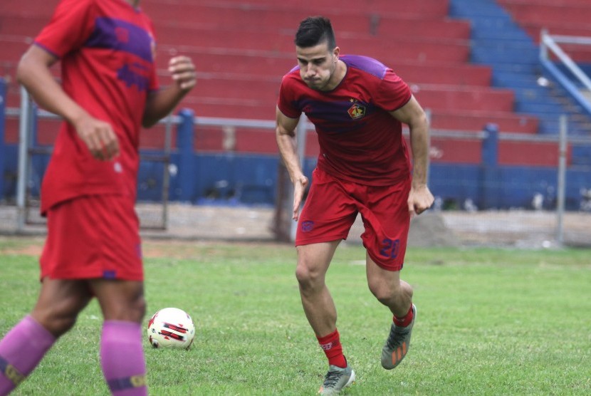 Pemain baru Persik Kediri Ante Bakmaz mengikuti latihan perdananya di stadion Brawijaya, Kota Kediri, Jawa Timur, Kamis (6/2/2020).