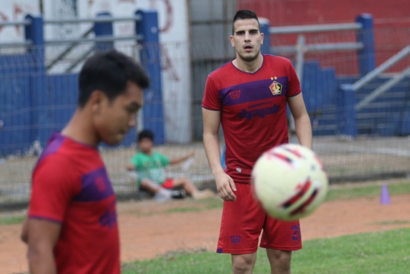 Pemain baru Persik Kediri Ante Bakmaz (kanan) mengikuti latihan perdananya di Stadion Brawijaya, Kota Kediri, Jawa Timur, Kamis (6/2).