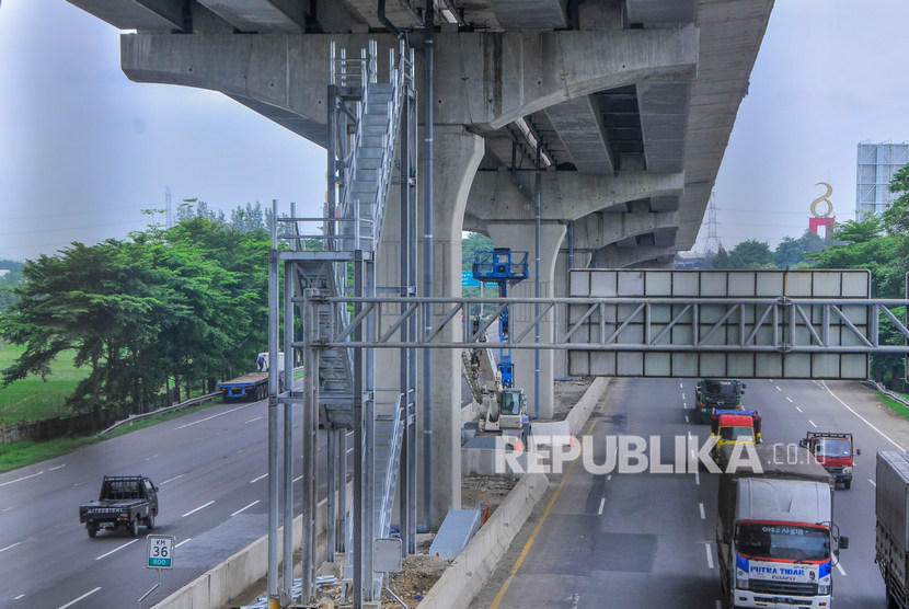 Sejumlah kendaraan melintasi tangga darurat (Emergency Access) tol layang Jakarta-Cikampek II yang masih dalam proses pembangunan di Cikarang, Kabupaten Bekasi, Jawa Barat, Kamis (6/2/2020).