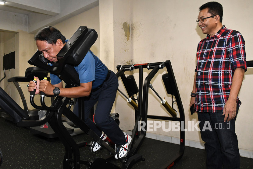 Menteri Pemuda dan Olahraga Zainudin Amali (kiri) didampingi Sekjen PBSI Achmad Budhiarto menggunakan salah satu alat kebugaran saat meninjau Pelatnas PBSI di Cipayung, Jakarta, Kamis (6/2/2020).