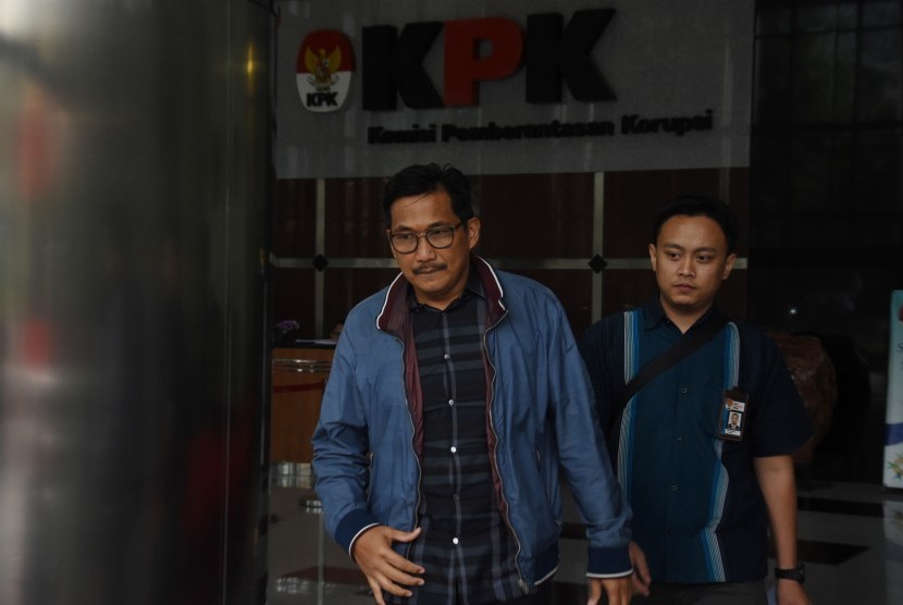 Terpidana kasus suap distribusi pupuk Bowo Sidik Pangarso (kiri) meninggalkan gedung KPK usai menjalani pemeriksaan di Jakarta, Kamis (6/2/2020). 