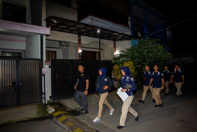 Sejumlah anggota kepolisian tiba untuk melakukan rekonstruksi kasus penyiraman air keras terhadap penyidik KPK Novel Baswedan di Jalan Deposito, Kelapa Gading, Jakarta, Jumat (7/2/2020). 