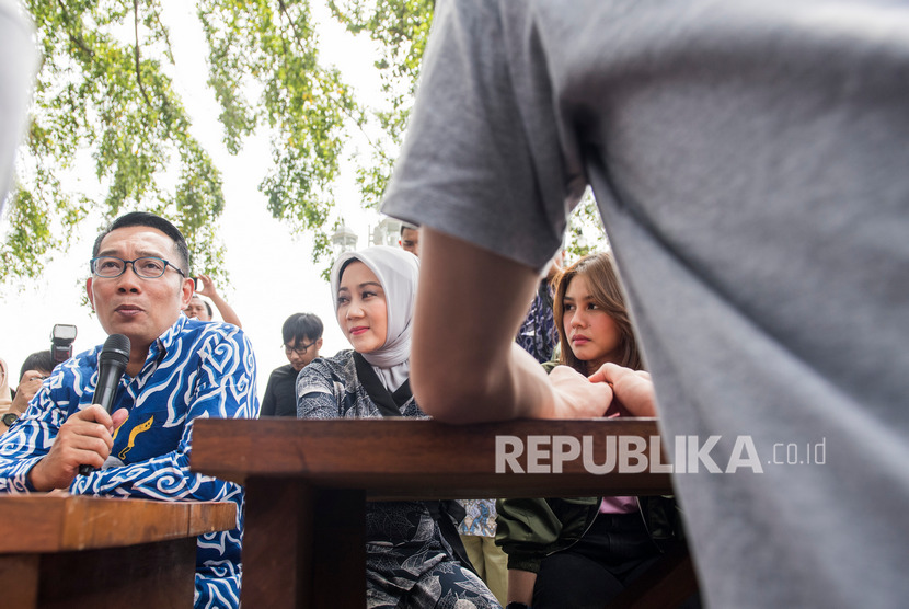 Gubernur Jawa Barat Ridwan Kamil (kiri) bersama Istri Atalia Praratya (tengah) bersama pemeran film Milea Suara dari Dilan, Vanesha Prescilla (kanan) berbincang dengan para pemain dan kru film, di rumah dinas Gubernur Jabar, Gedung Pakuan, Bandung, Jawa Barat, Jumat (7/2/2020).