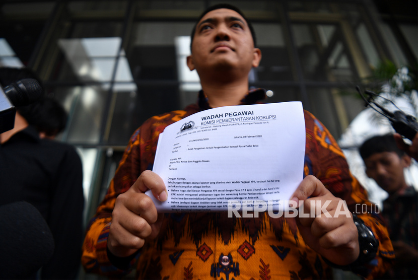 Ketua Wadah Pegawai (WP) KPK Yudi Purnomo Harahap memberikan keterangan kepada wartawan di Kantor KPK, Jakarta Selatan, Jumat (7/2/2020).