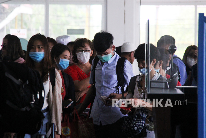 Sejumlah turis dari Taiwan, China dan Singapura yang datang dari Malaysia bersiap menjalani pemeriksaan keimigrasian di terminal penumpang Pelabuhan Internasional PT Pelindo I Dumai di Dumai, Riau, Jumat (7/2/2020).