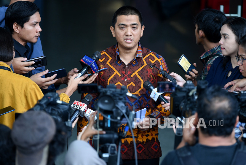 Ketua Wadah Pegawai (WP) KPK Yudi Purnomo Harahap memberikan keterangan kepada wartawan di Kantor KPK, Jakarta Selatan.
