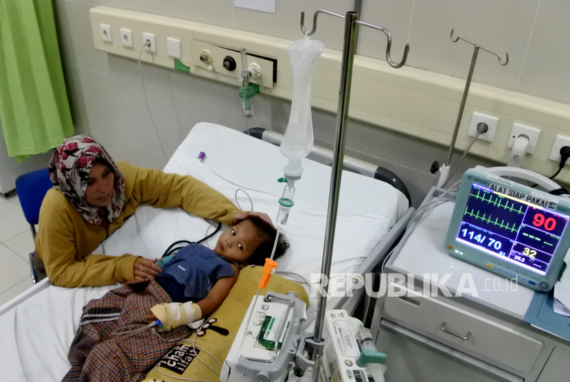 Seorang anak penderita demam berdarah dangue (DBD) sedang dirawat. (Ilustrasi)