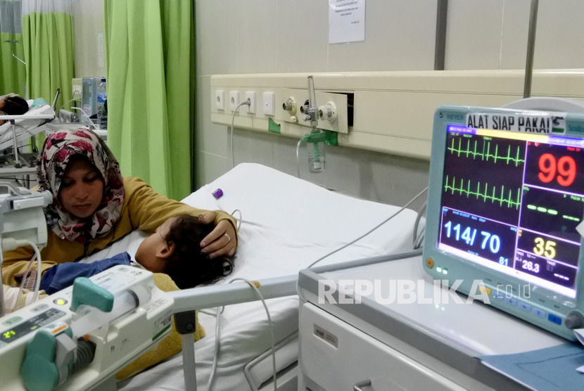 Seorang anak berusia tiga tahun penderita demam berdarah dangue (DBD) sedang dirawat di salah satu ruangan di RSUD Prof WZ Johanes di Kota Kupang, NTT, Jumat (7/2/2020). Kemenkes mencatat sejumlah daerah mengalami peningkatan kasus DBD, paling tinggi di Sikka.