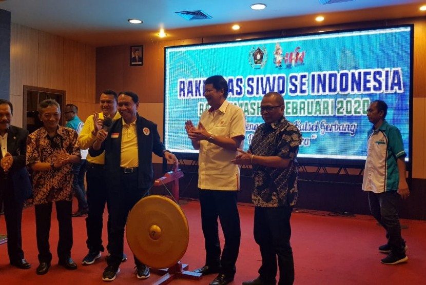 Menpora Zainudin Amali (memukul gong) saat membuka Rakernas SIWO PWI se-Indonesia, Jumat (7/2) di Hotel Aria Barito, Banjarmasin, Kalimantan Selatan. 