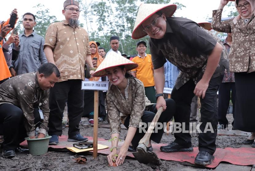 Peringatan hari jadi Desa Persiapan Toman Baru ke-2 Kecamatan Babat Toman dan penanaman perdana tanaman Gambir oleh Bupati Muba Dr H Dodi Reza Alex.