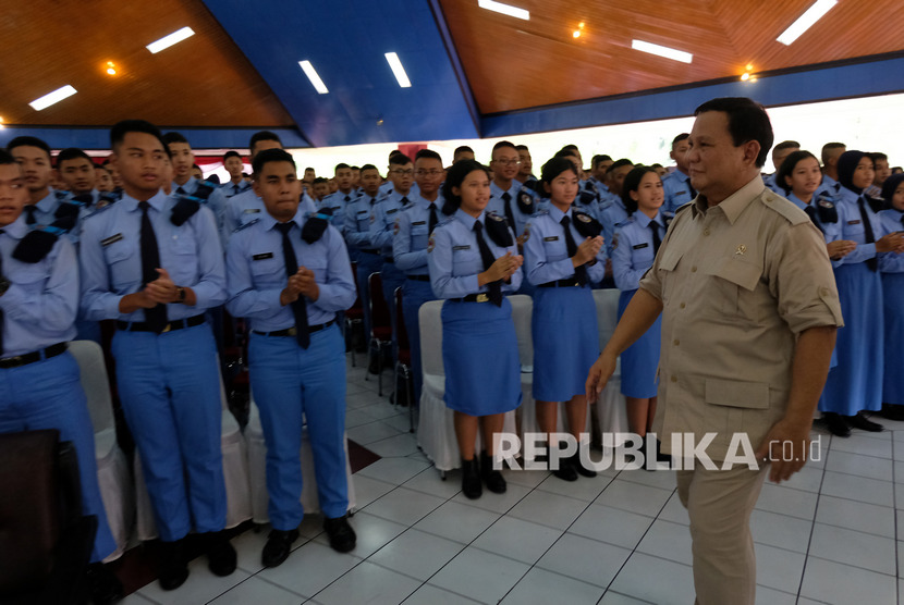 Menhan Prabowo Subianto menyapa sejumlah pelajar saat pembekalan kepada siswa-siswa SMA Taruna Nusantara Magelang, Jawa Tengah, Jumat (7/2/2020).