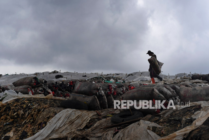 Pekerja membawa plastik yang dikumpulkan di TPA Cipayung, Depok, Jawa Barat, Jumat (6/2/2020).