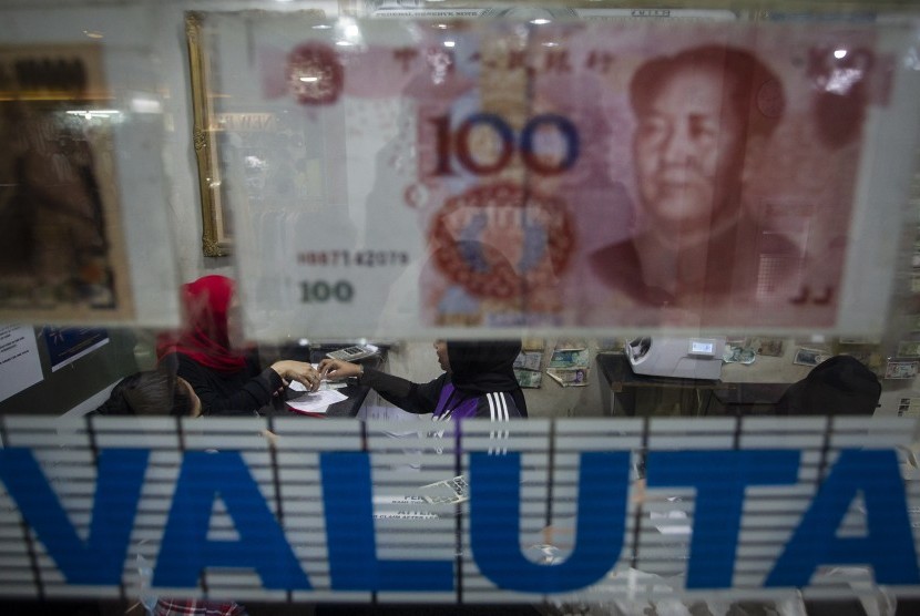 Forex Trading Sama dengan Judi? Aktivitas warga saat menukarkan uang di salah satu gerai penukaran mata uang asing di Jakarta.