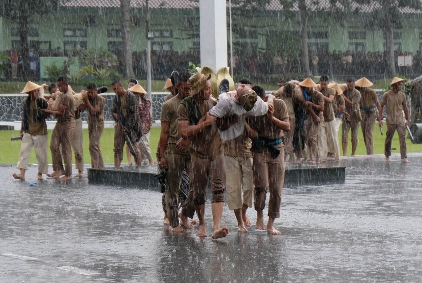 Sejumlah taruna taruni mementaskan salah satu adegan drama kolosal berdirinya Akmil di lapangan Pancasila kompleks Akademi Militer Magelang, Jawa Tengah, Jumat (7/2/2020).