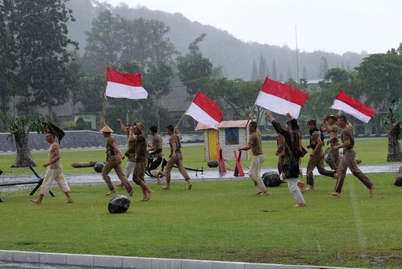 Sejumlah taruna taruni mementaskan salah satu adegan drama kolosal berdirinya Akmil di lapangan Pancasila kompleks Akademi Militer Magelang, Jawa Tengah, Jumat (7/2/2020).