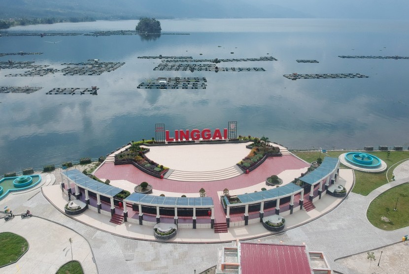 Foto udara objek wisata Linggai Park yang baru selesai dibangun, di tepi Danau Maninjau, Kab.Agam, Sumatera Barat.