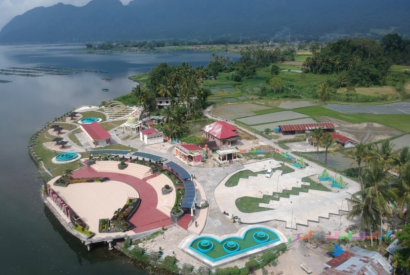 Foto udara objek wisata Linggai Park yang baru selesai dibangun, di tepi Danau Maninjau, Kab.Agam, Sumatera Barat (ilustrasi)