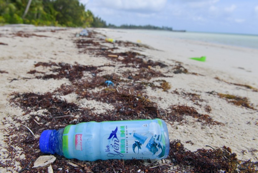Sebuah sampah botol plastik yang terdampar di pesisir pantai Sepempang, Natuna, Kepulauan Riau, Jumat (7/2/2020). 