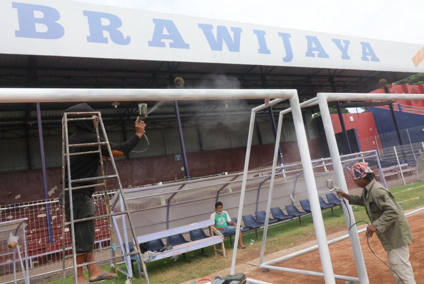 Pekerja menyelesaikan pembuatan gawang sepak bola di stadion Brawijaya, Kota Kediri, Jawa Timur, Sabtu (7/2/2020). 