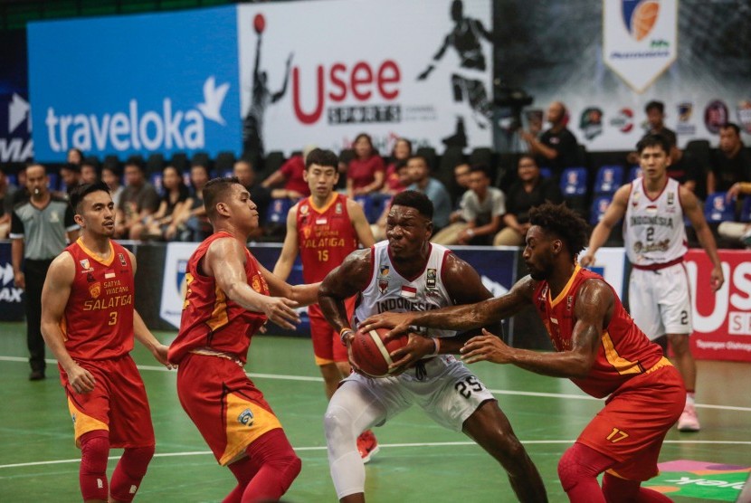 Pebasket Indonesia Patriots Lester Prosper (kedua kanan) mencoba melewati pertahanan tim basket Satya Wacana Salatiga (SWS) saat pertandingan seri keempat IBL Pertamax 2020 di GOR Amongrogo, DI Yogyakarta, Sabtu (8/2/2020).