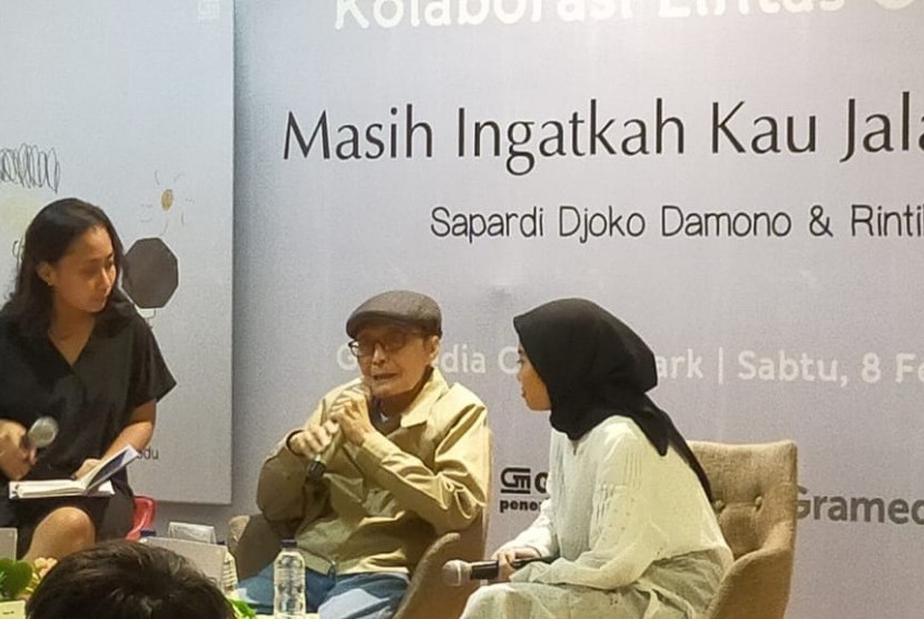 Peluncuran buku Masih Ingatkah Kau Jalan Pulang di Gramedia Central Park Jakarta, Sabtu (8/2). 