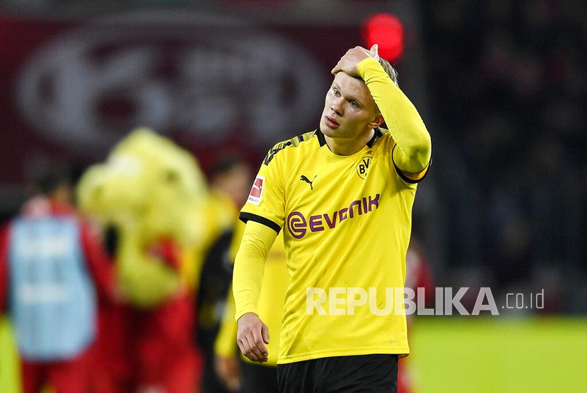 Pemain Borussia Dortmund Erling Haaland kecewa setelah timnya kalah dari  tim tuan rumah Bayer Leverkusen dengan skor 3-4 pada laga pekan ke-21 Bundesliga Jerman di BayArena, Ahad (9/2) dini hari WIB. 
