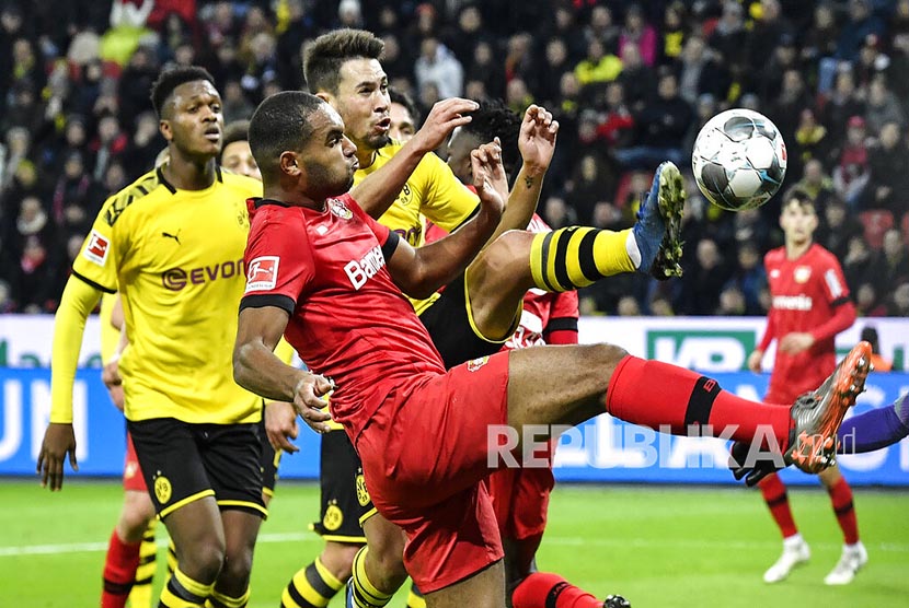 Pertandingan Bundesliga antara Borussia Dortmund melawan Bayer Leverkusen (ilustrasi). Bundesliga mengizinkan pergantian lima pemain saat kompetisi musim 2019/2020 berlanjut akhir pekan ini.